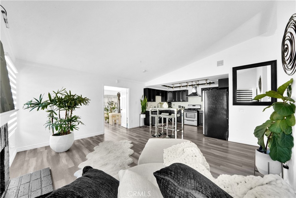 1543 E Tam Oshanter Street