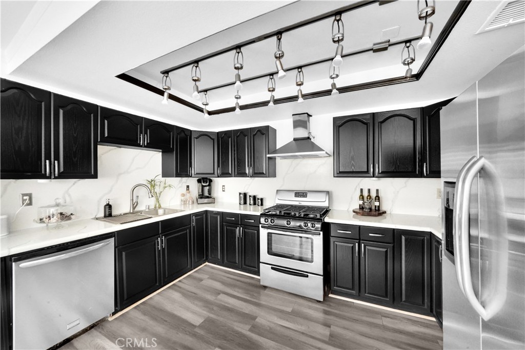 1543 E Tam Oshanter Street