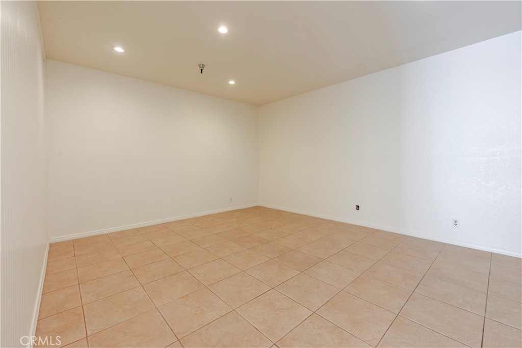 7561 Center 4