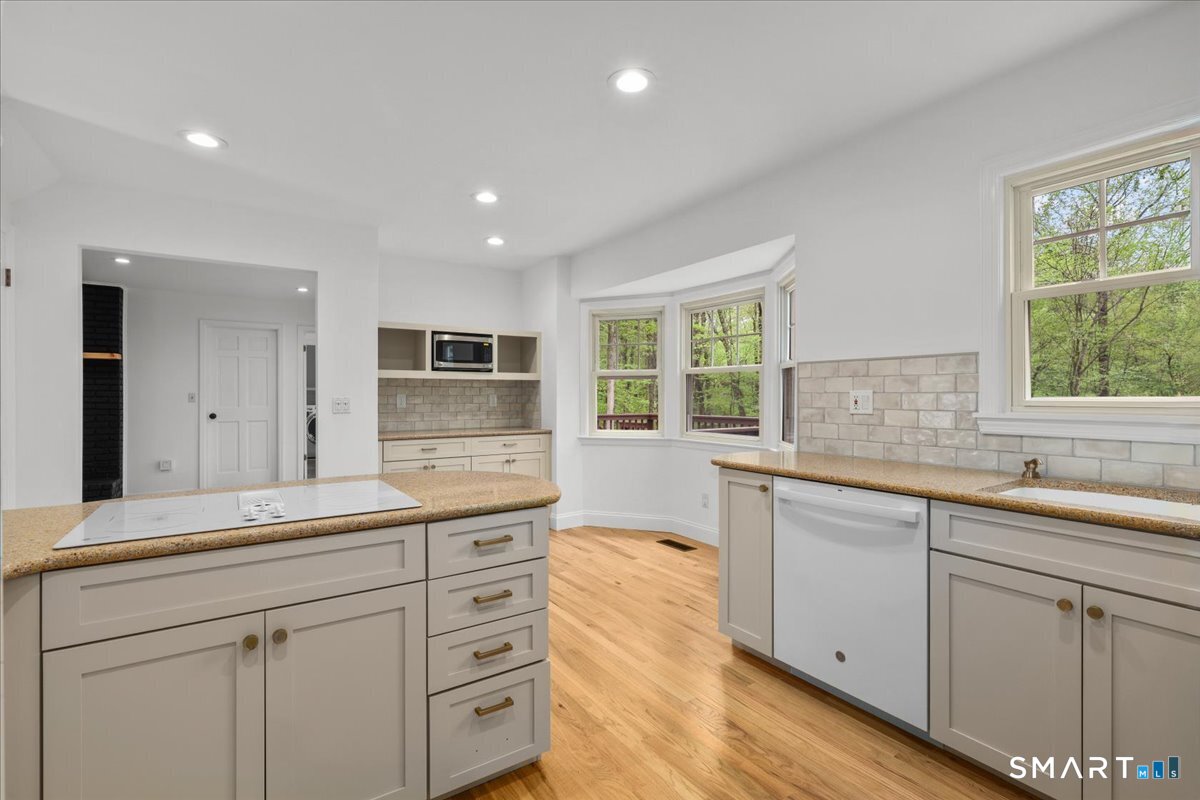 10 Silvermine Drive