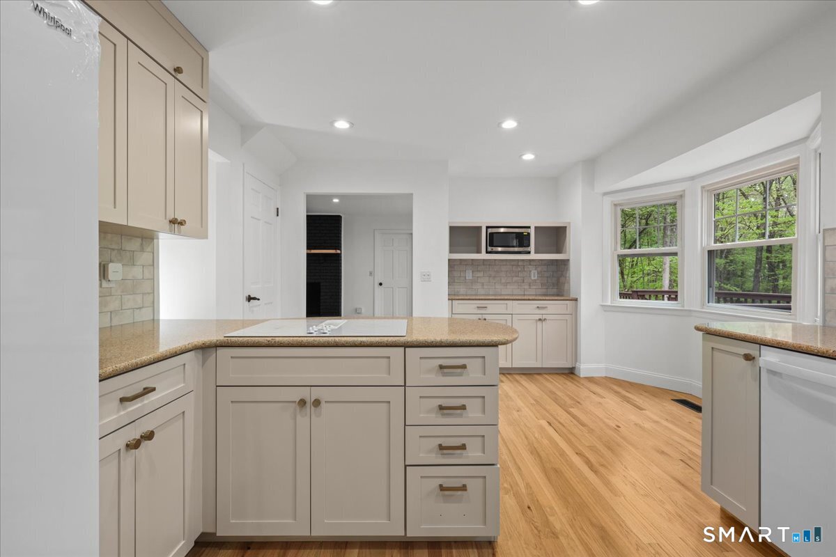 10 Silvermine Drive