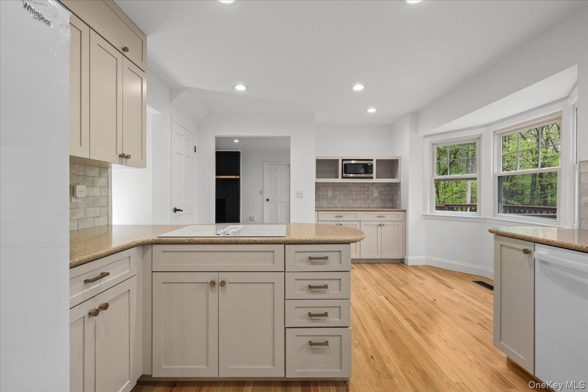 10 Silvermine Drive