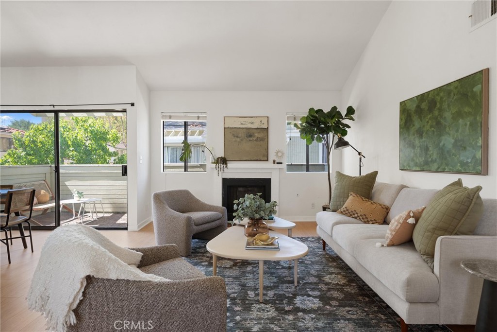22133 Burbank Blvd #5 Avenue 5