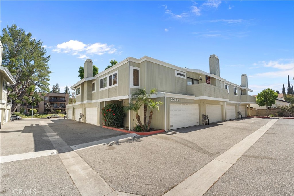 22133 Burbank Blvd #5 Avenue 5