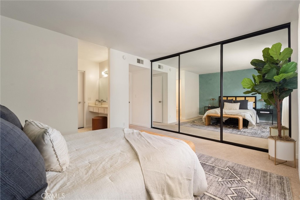 22133 Burbank Blvd #5 Avenue 5