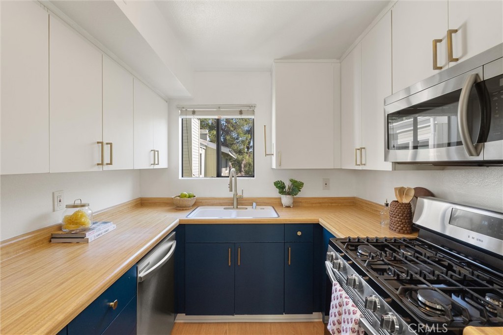 22133 Burbank Blvd #5 Avenue 5
