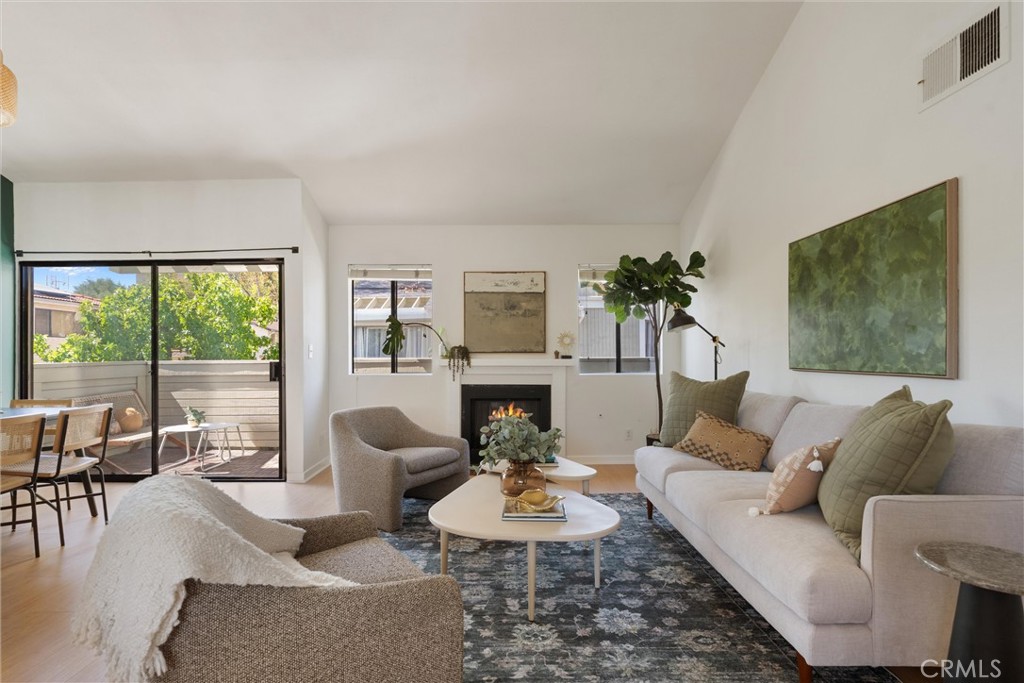 22133 Burbank Blvd #5 Avenue 5