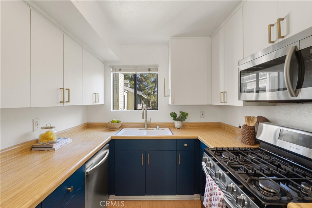 22133 Burbank Blvd #5 Avenue 5