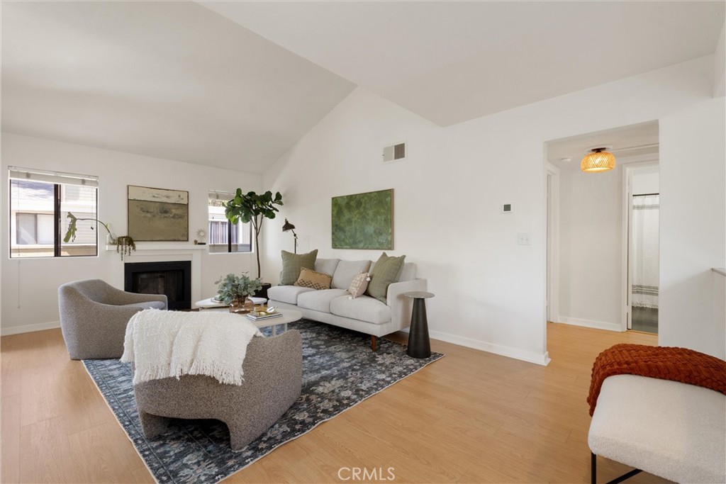 22133 Burbank Blvd #5 Avenue 5
