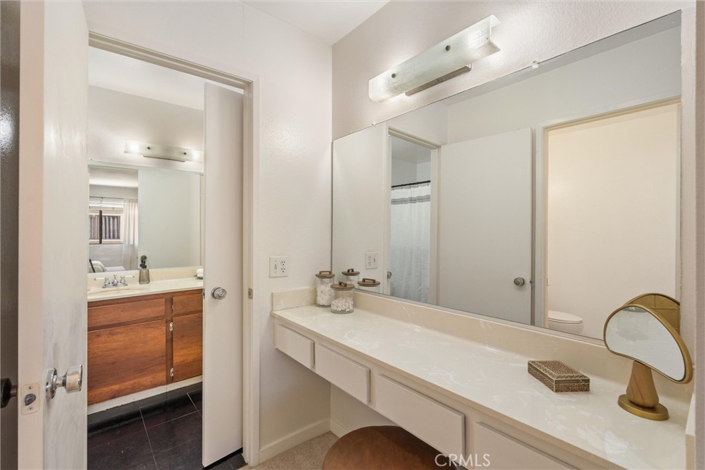 22133 Burbank Blvd #5 Avenue 5