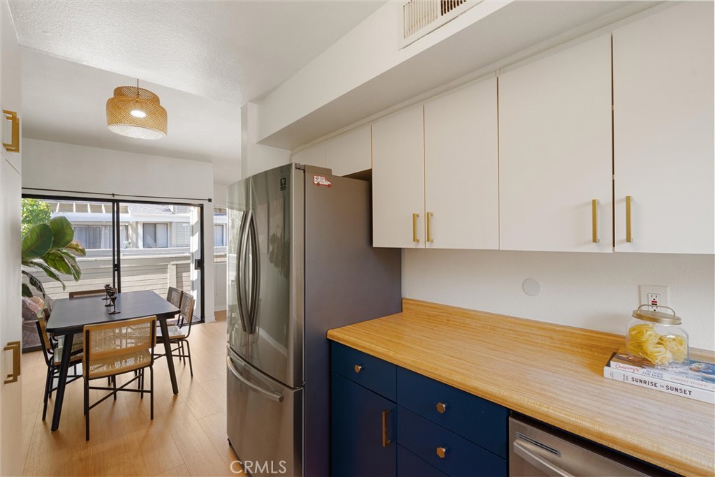 22133 Burbank Blvd #5 Avenue 5