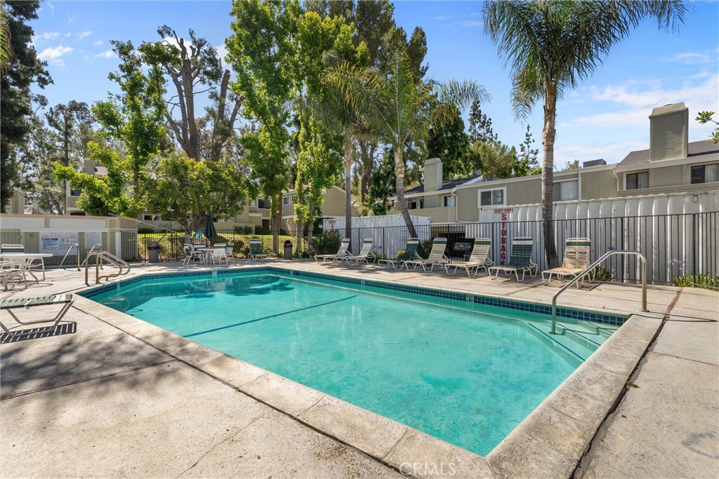 22133 Burbank Blvd #5 Avenue 5