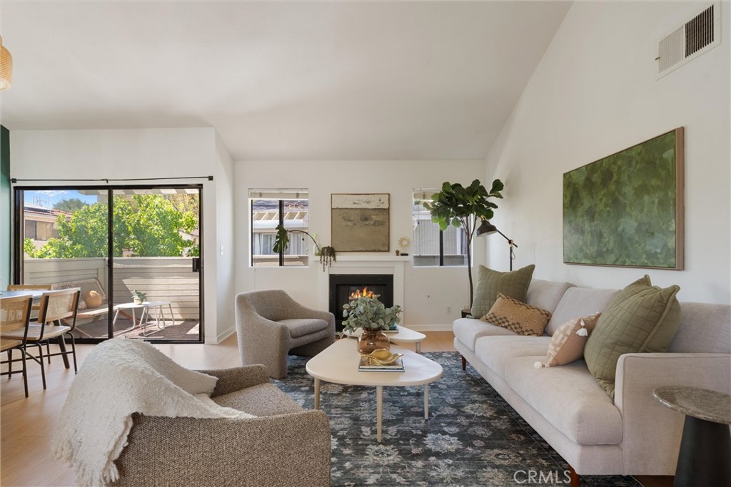 22133 Burbank Blvd #5 Avenue 5