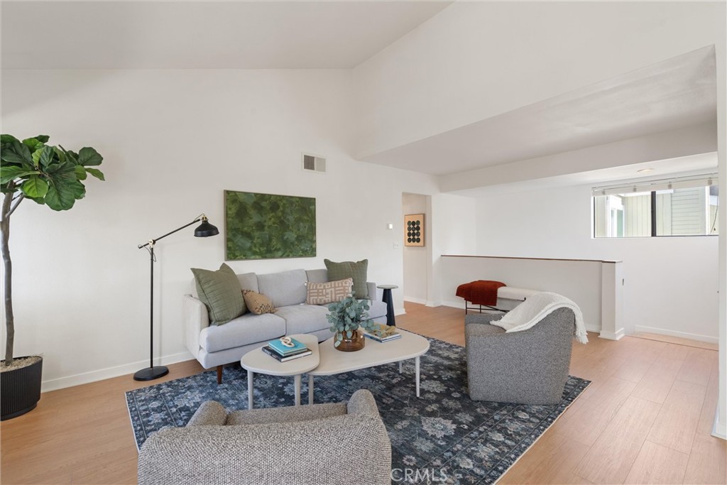 22133 Burbank Blvd #5 Avenue 5