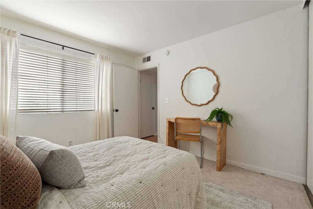 22133 Burbank Blvd #5 Avenue 5
