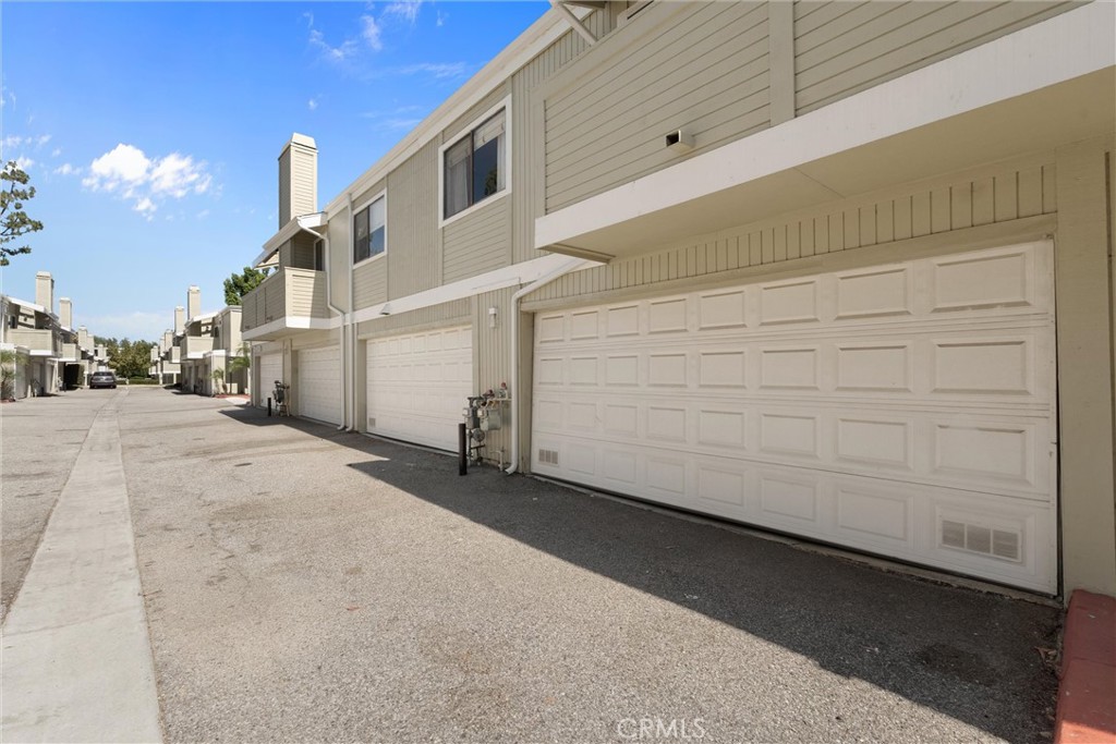 22133 Burbank Blvd #5 Avenue 5