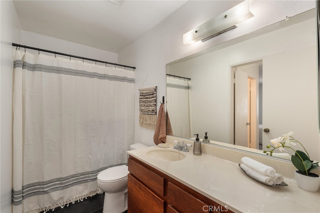22133 Burbank Blvd #5 Avenue 5