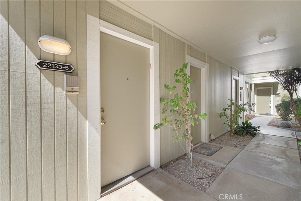 22133 Burbank Blvd #5 Avenue 5