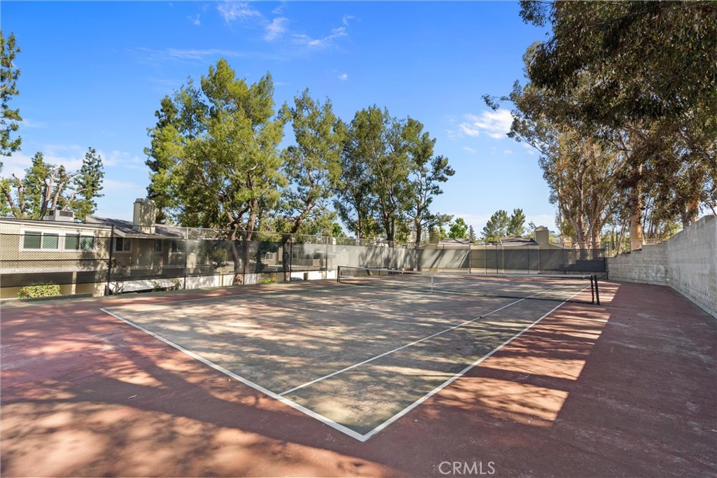 22133 Burbank Blvd #5 Avenue 5