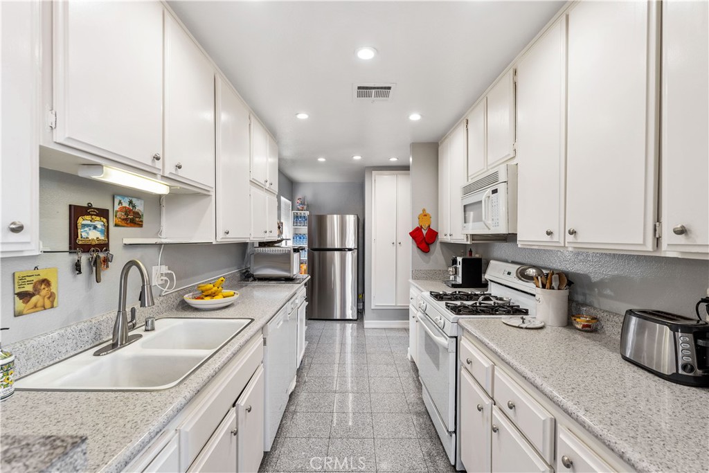 4248 Laurel Canyon Boulevard 206