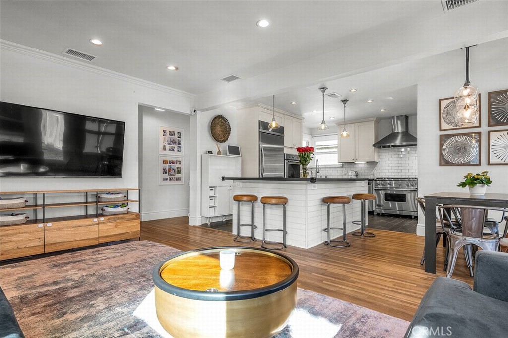 17614 Kittridge Street