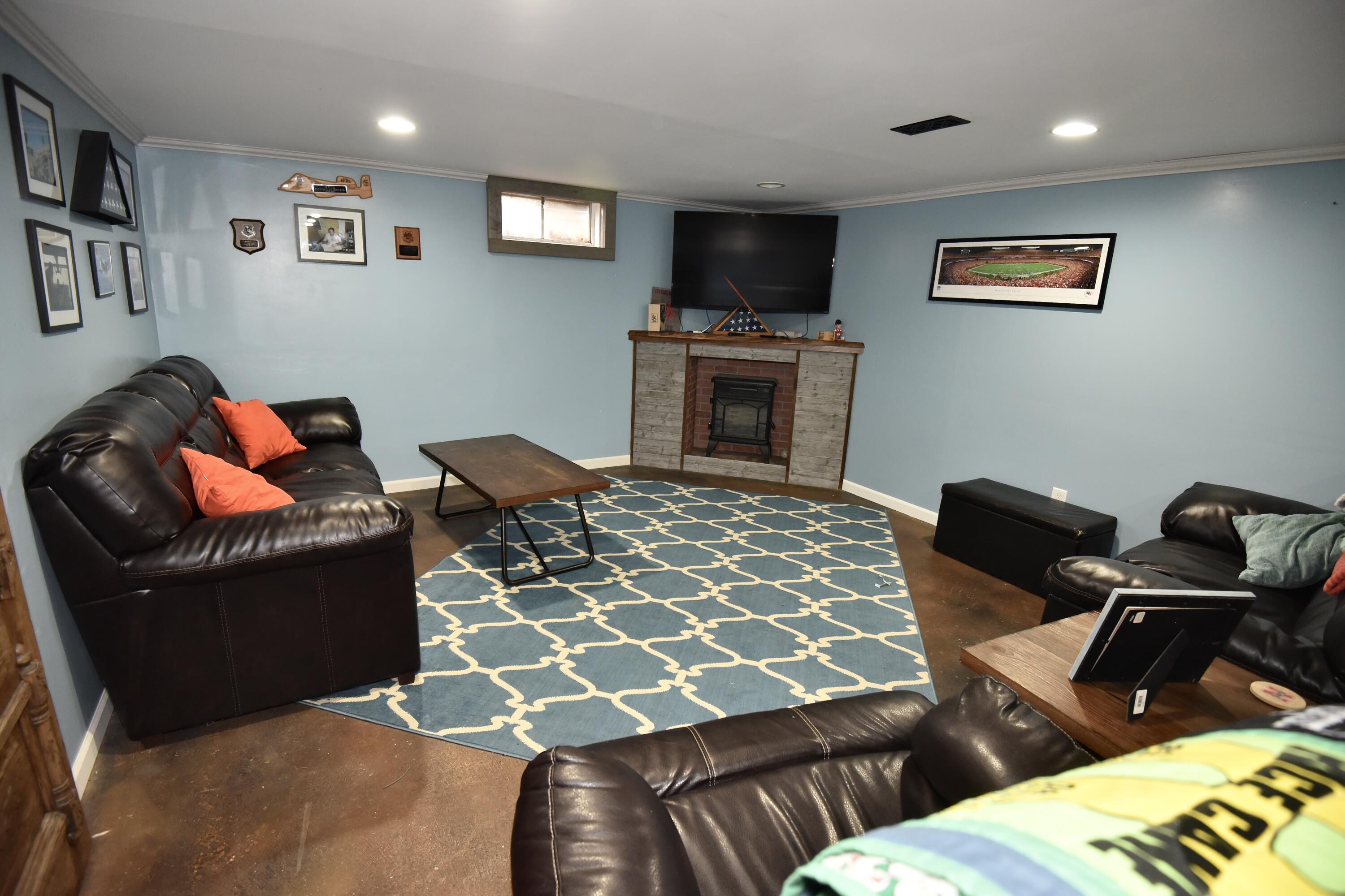 717 SCHUEMAN Court