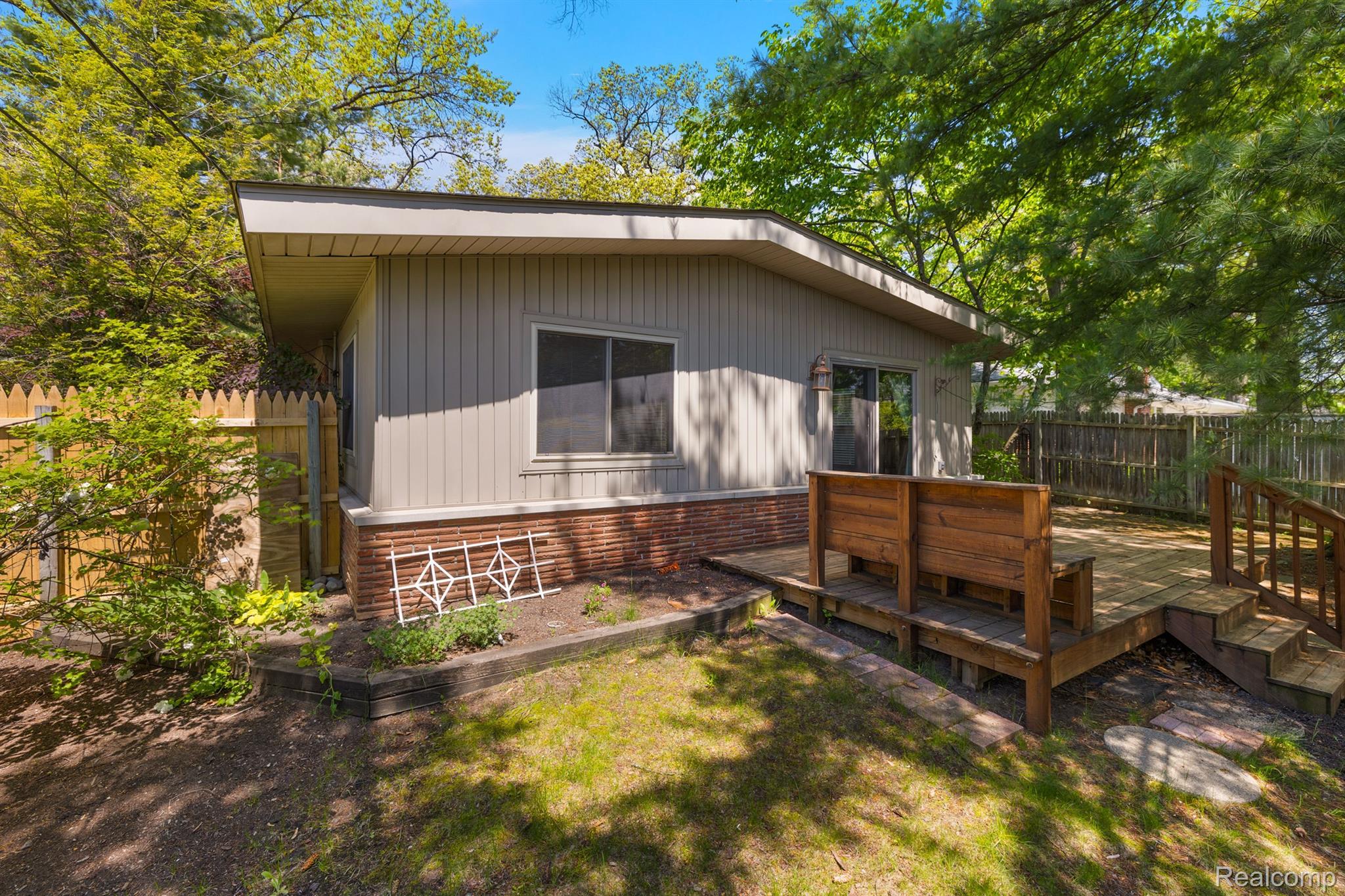 1411 W FARNUM Avenue