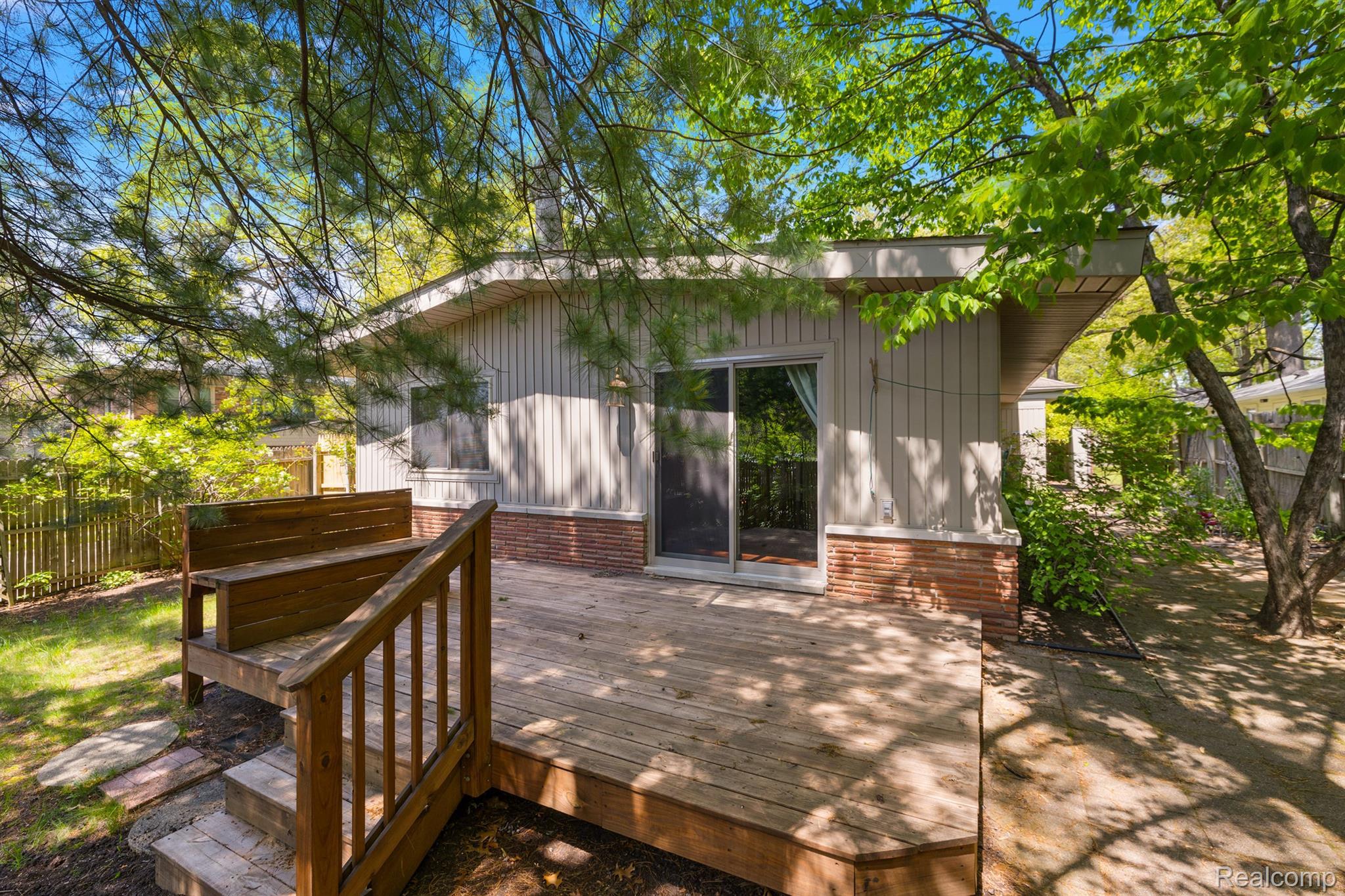 1411 W FARNUM Avenue