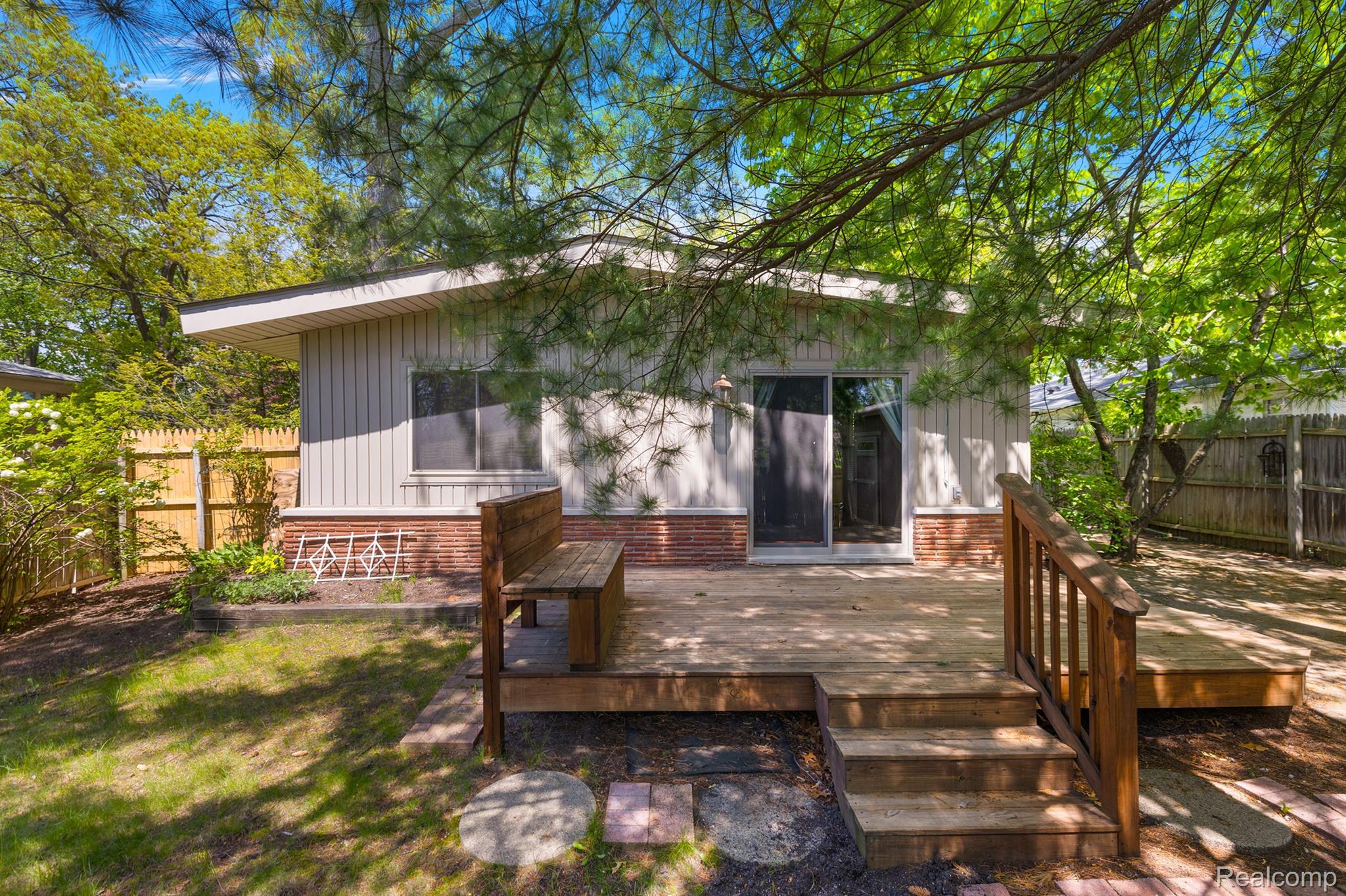 1411 W FARNUM Avenue