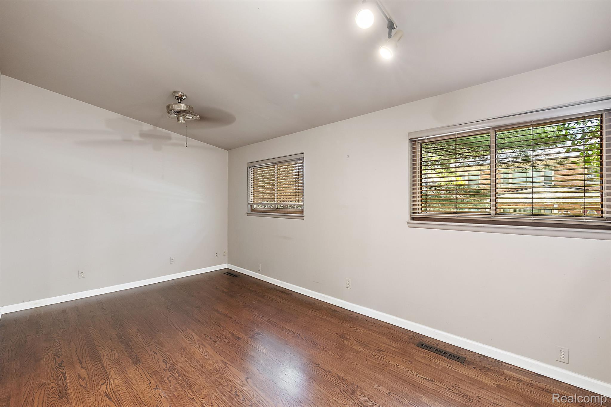 1411 W FARNUM Avenue