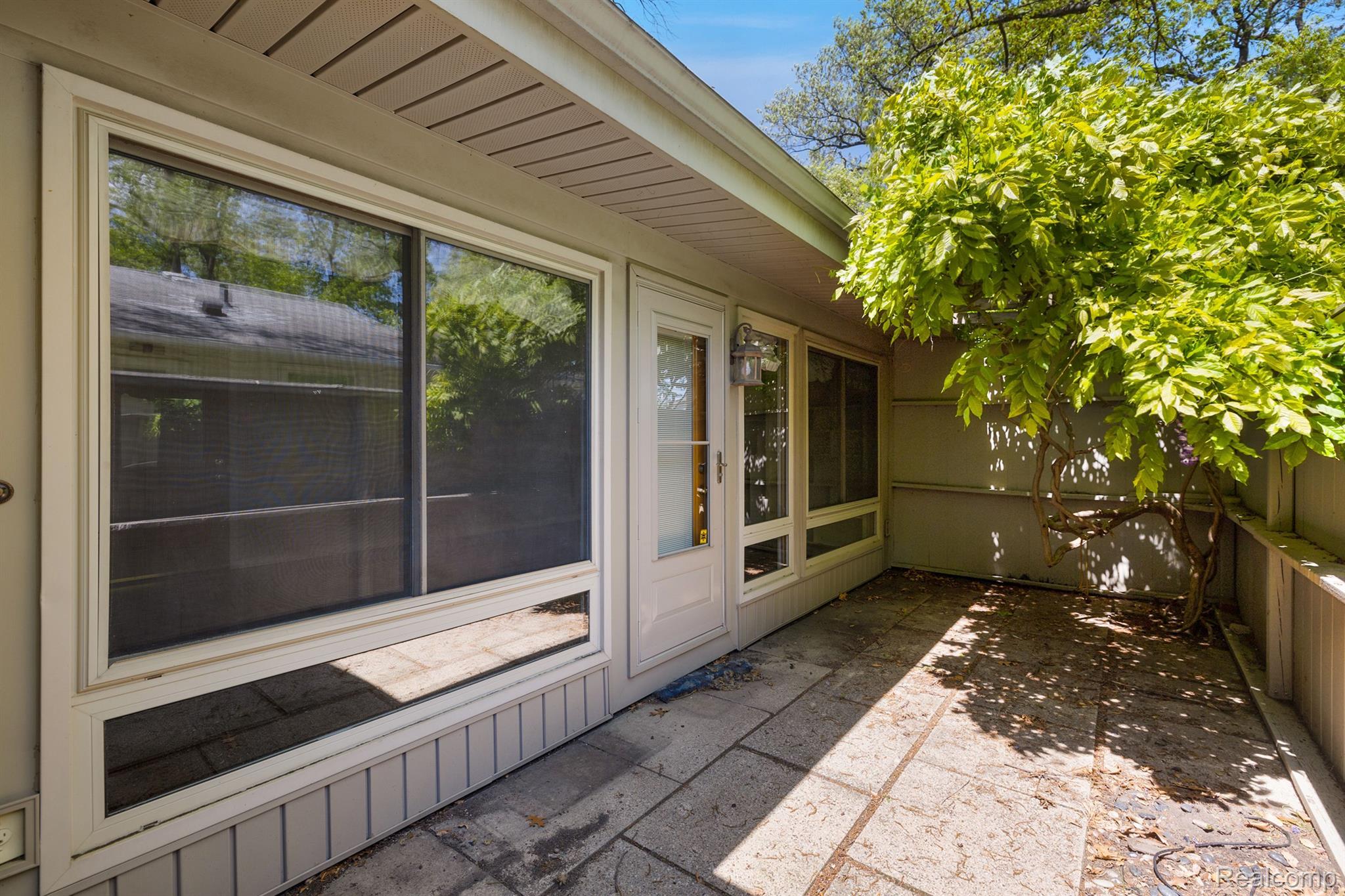1411 W FARNUM Avenue