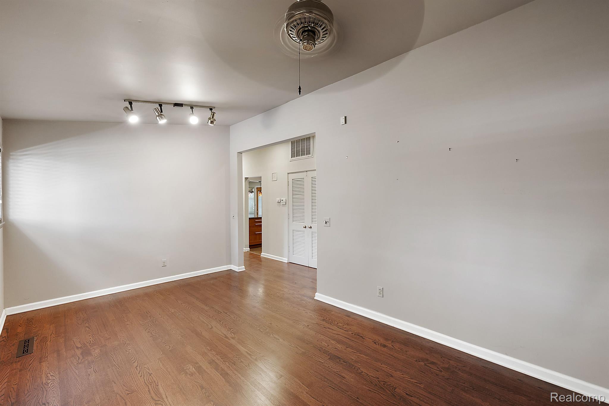 1411 W FARNUM Avenue
