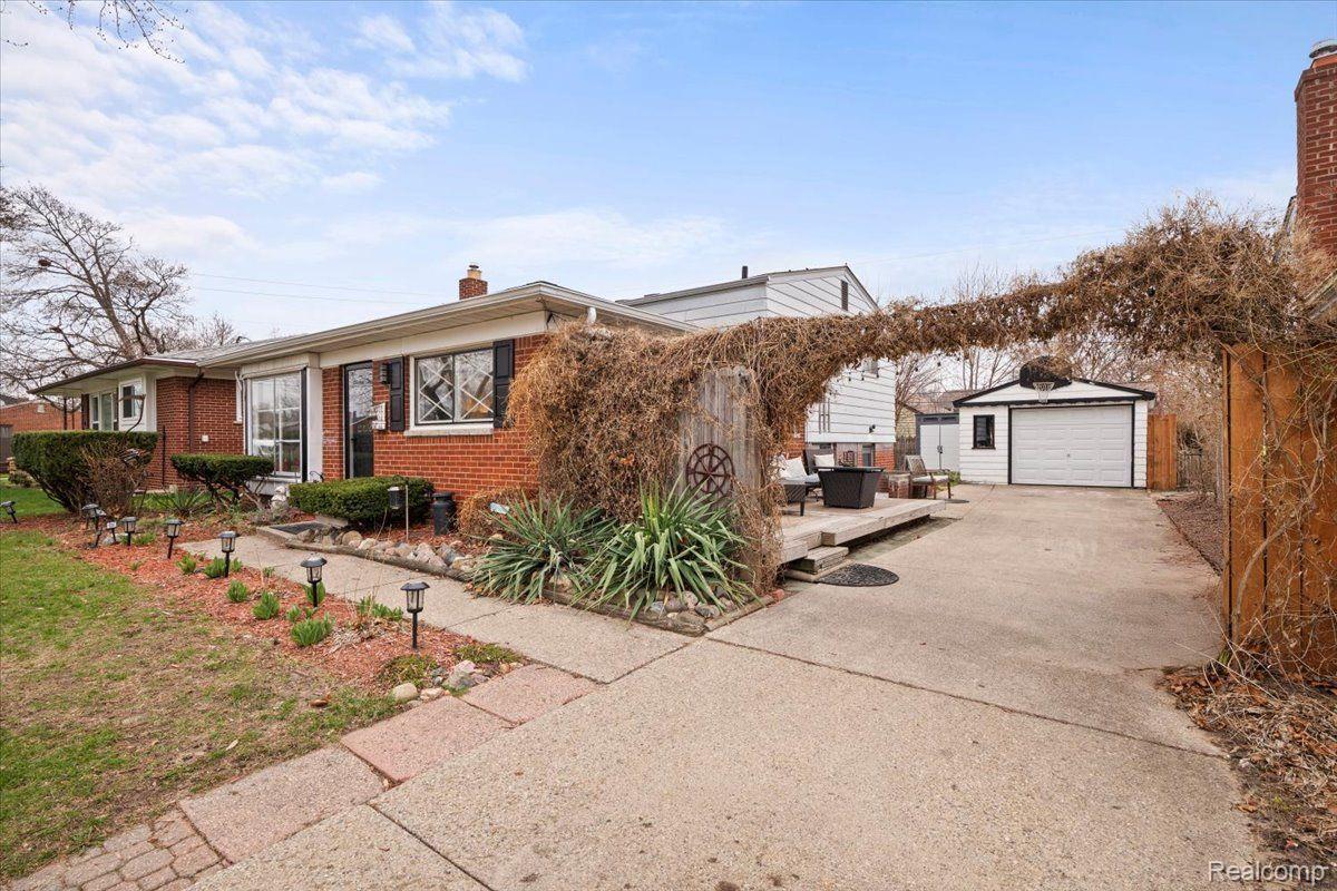 28360 COUZENS Avenue