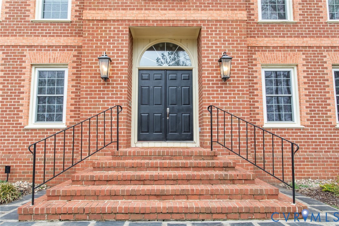 2121 Christendom Dr
