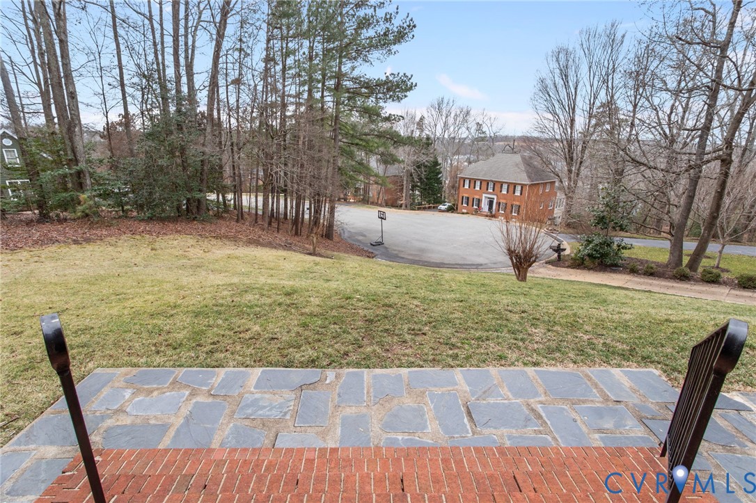 2121 Christendom Dr