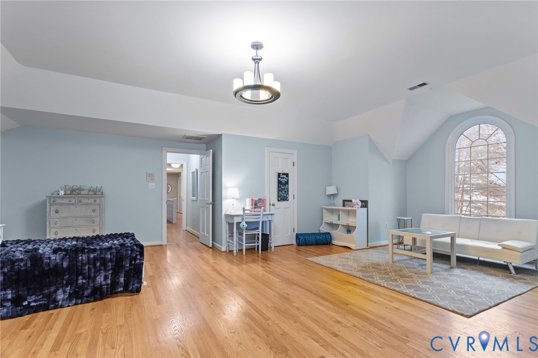 2121 Christendom Dr
