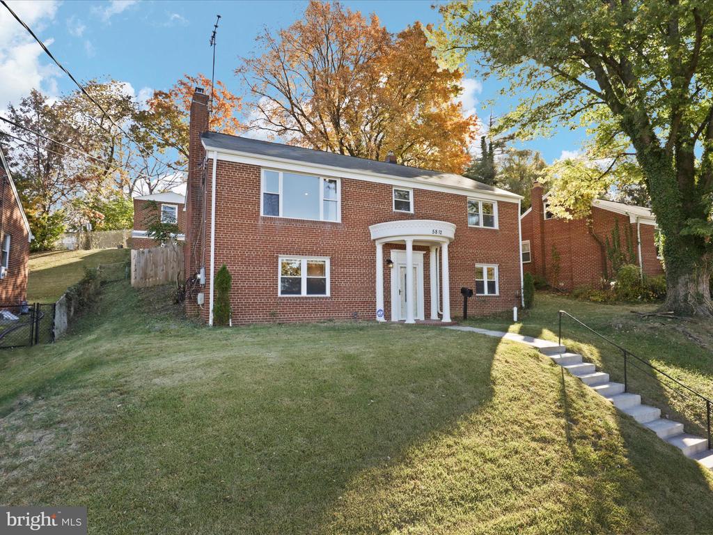 5812 WOODLAND DR