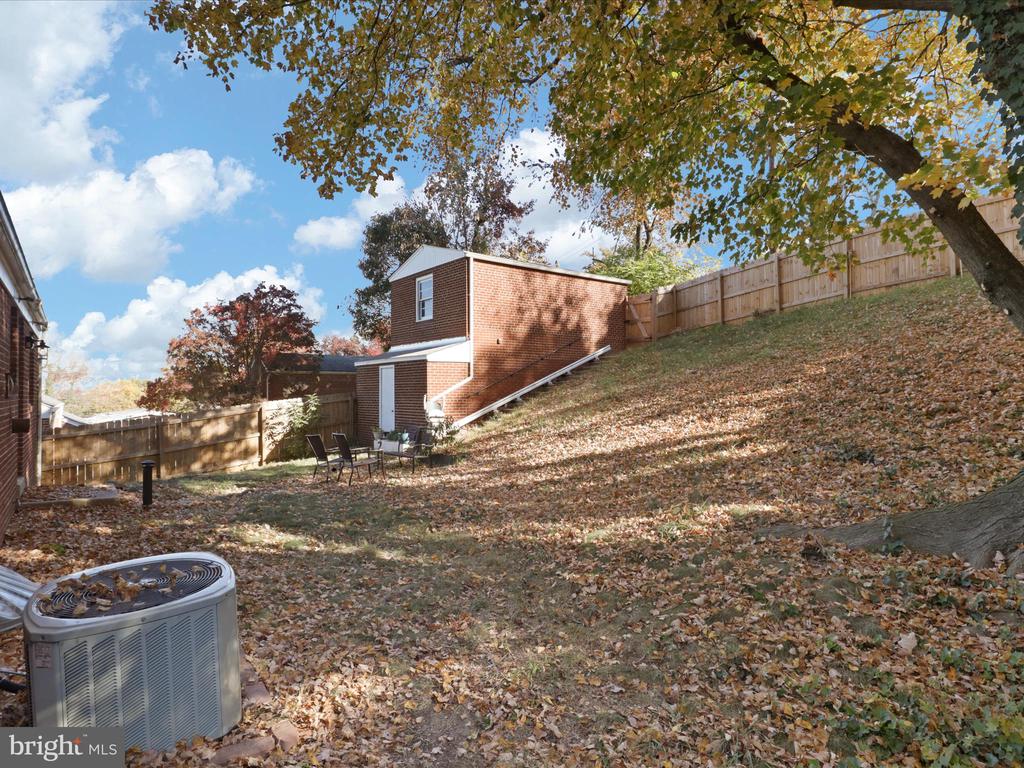 5812 WOODLAND DR