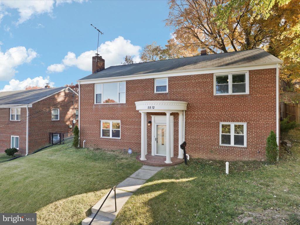 5812 WOODLAND DR