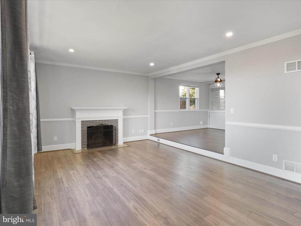 5812 WOODLAND DR