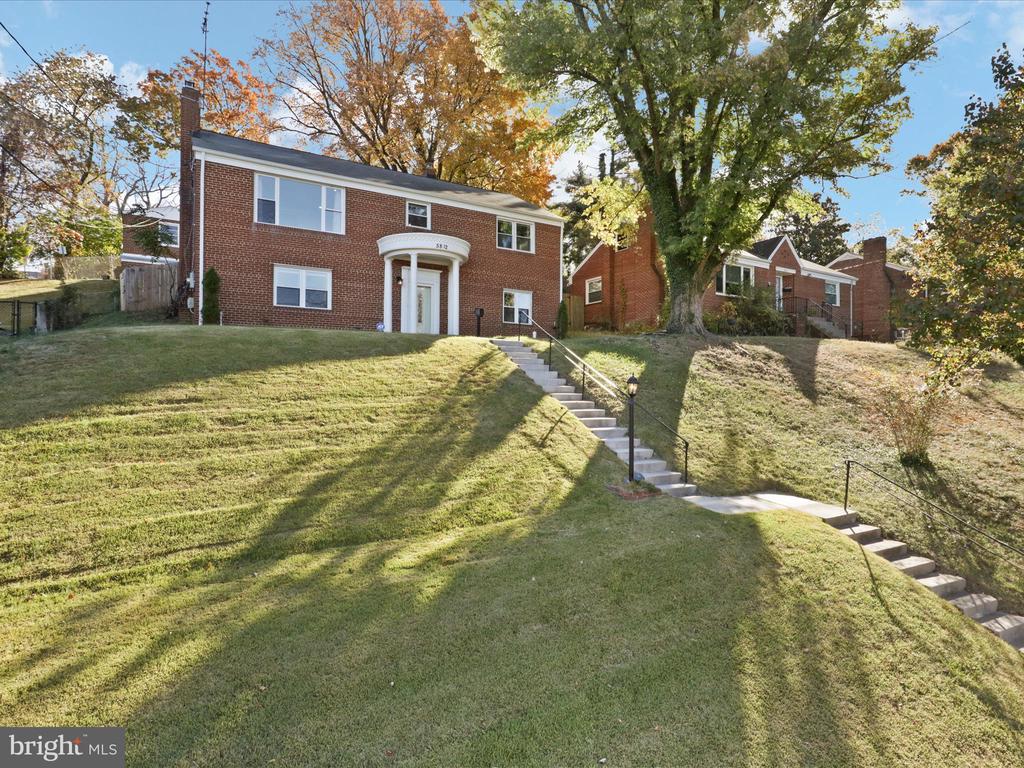5812 WOODLAND DR