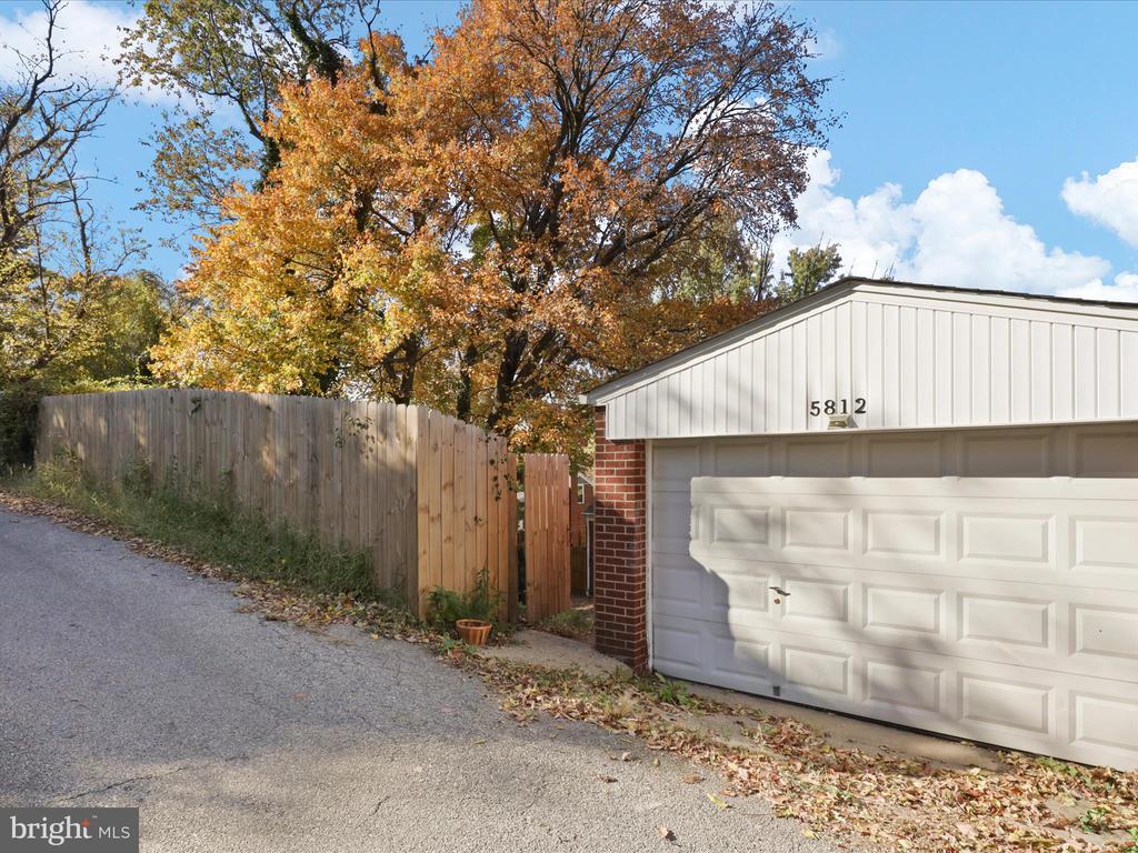 5812 WOODLAND DR