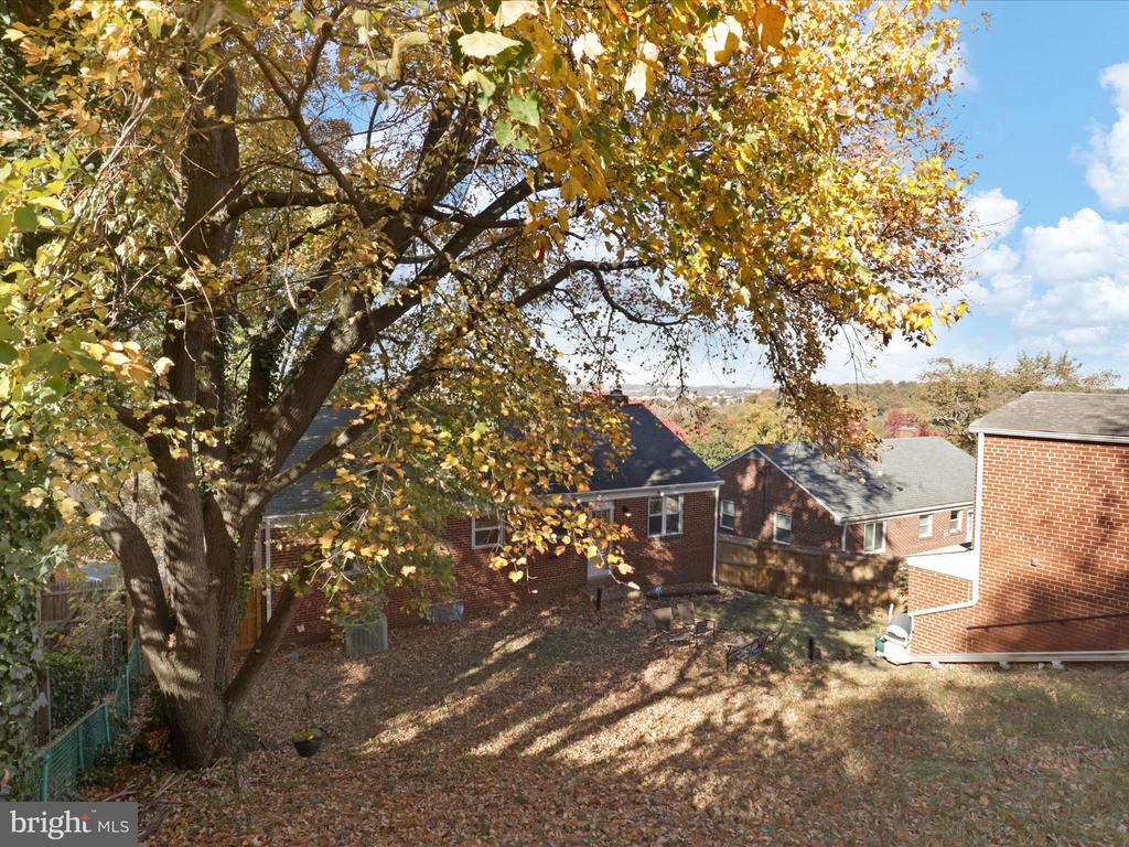 5812 WOODLAND DR