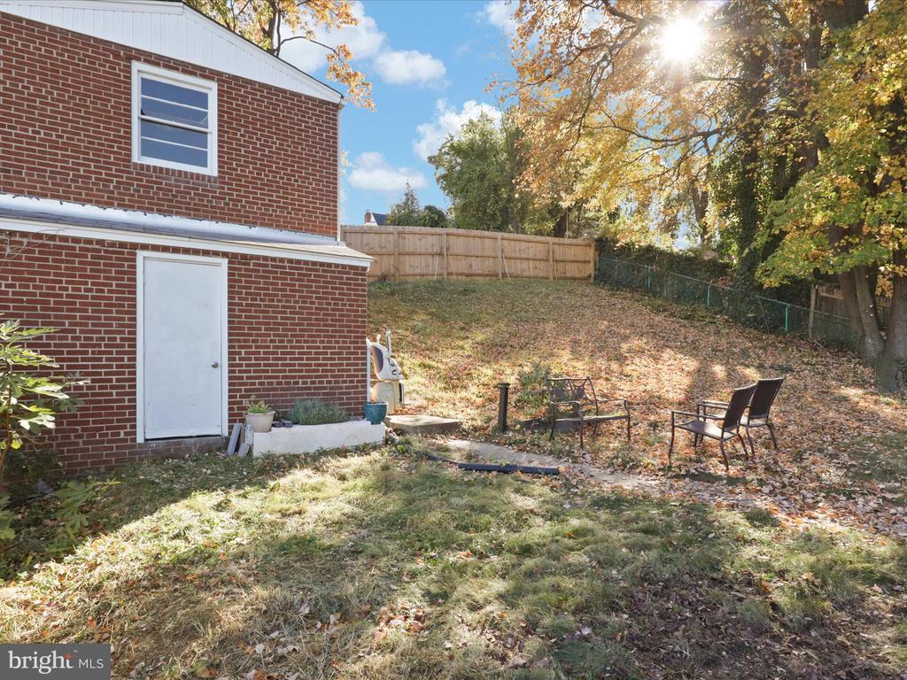5812 WOODLAND DR