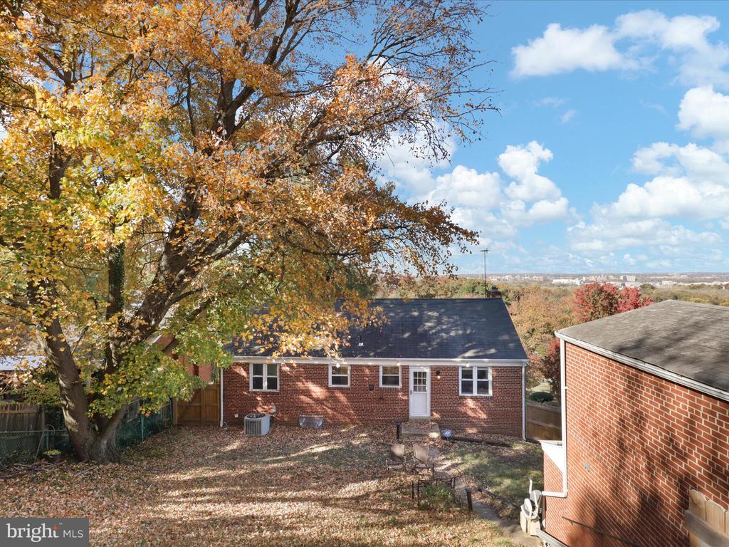 5812 WOODLAND DR