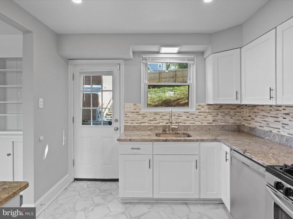 5812 WOODLAND DR