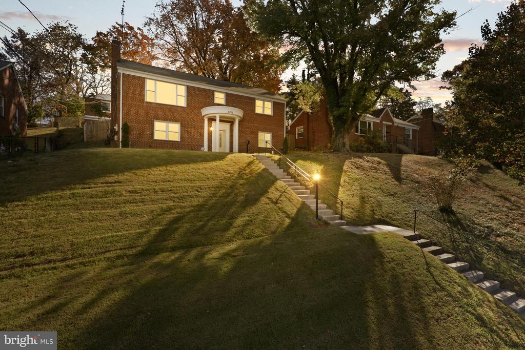 5812 WOODLAND DR