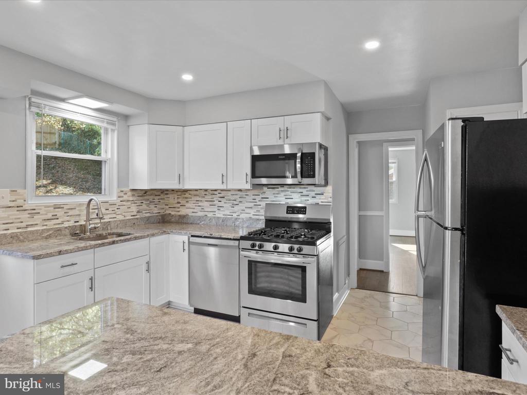 5812 WOODLAND DR
