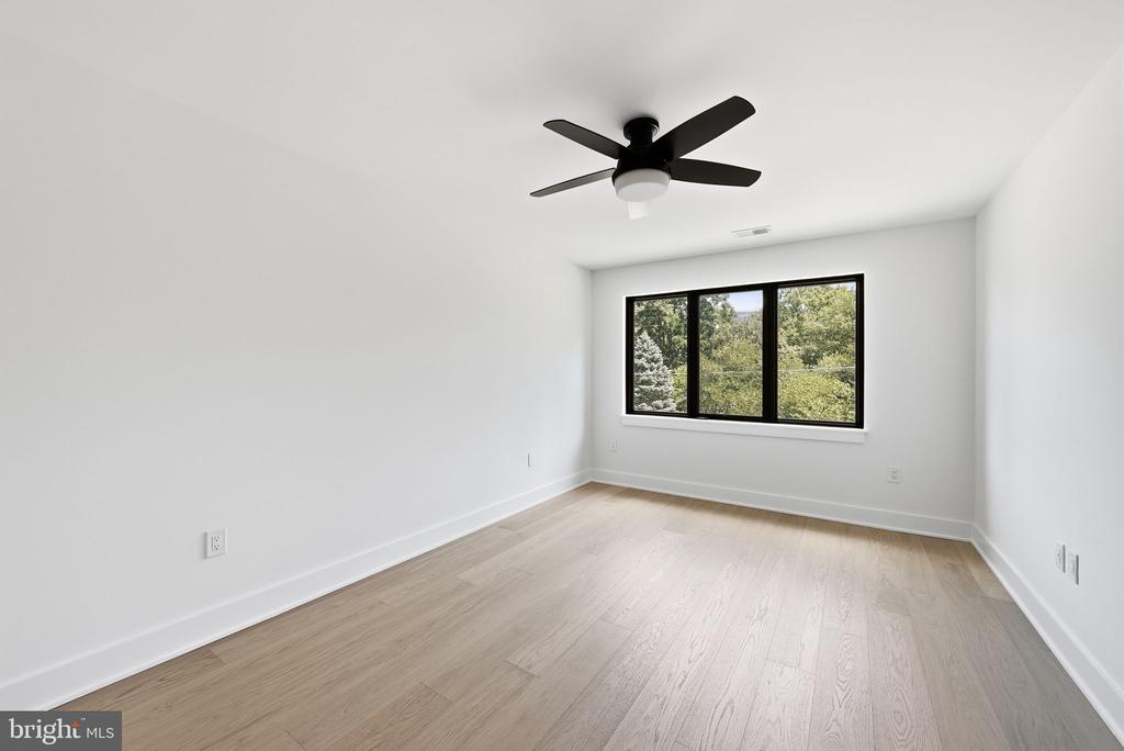 840 N BURLINGTON STREET