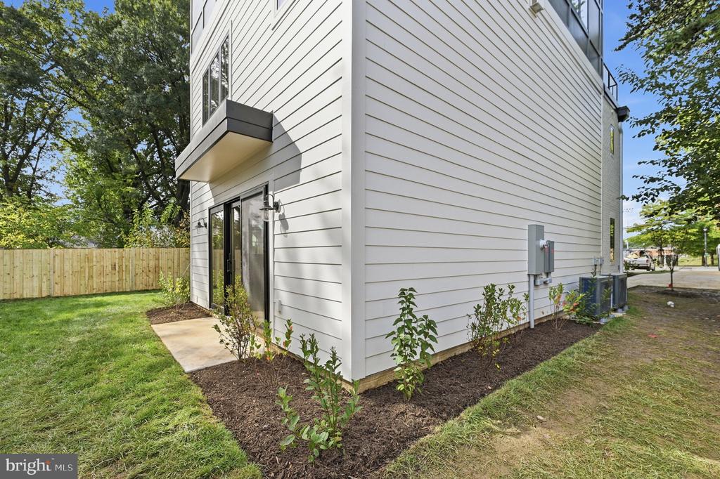 1227 N QUINCY STREET